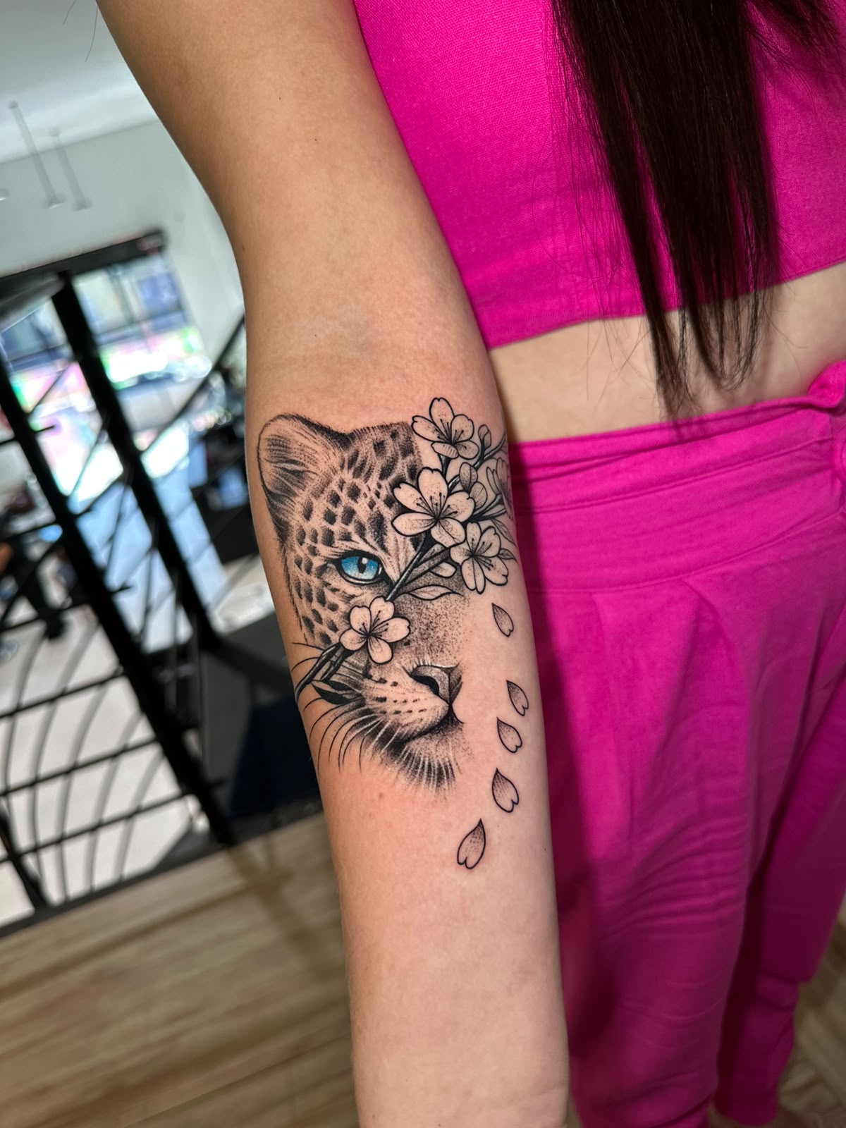 Tatuagem de felino e flores realizada na Conceito Tattoo