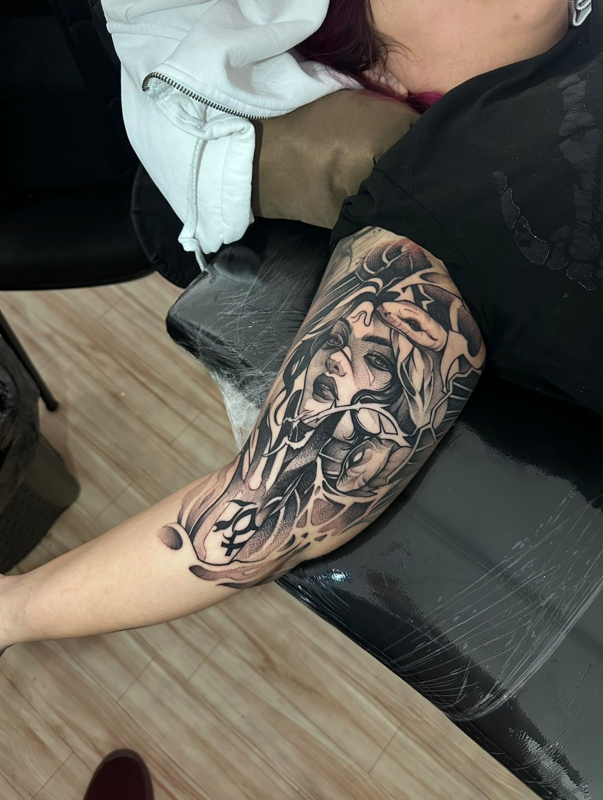 Tatuagem de sol, lua e libélula realizada na Conceito Tattoo