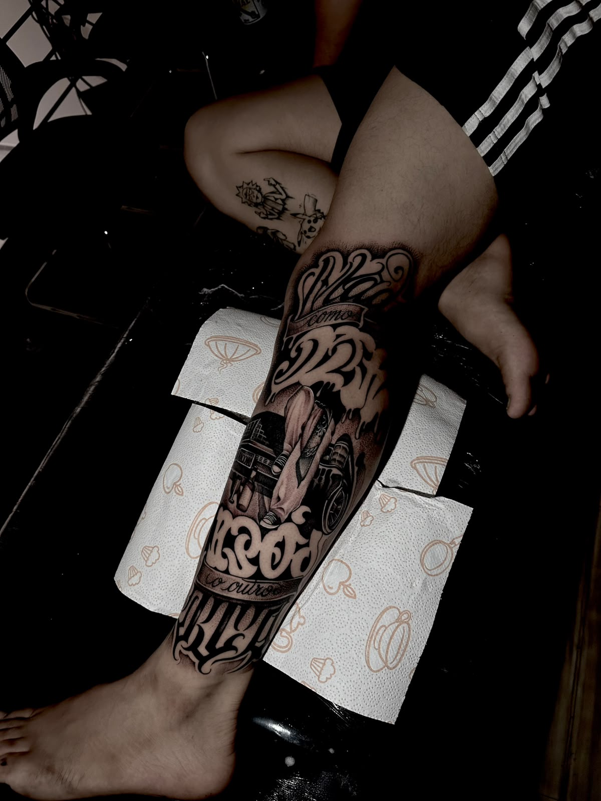 Tatuagem autoral em preto realizada na Conceito Tattoo